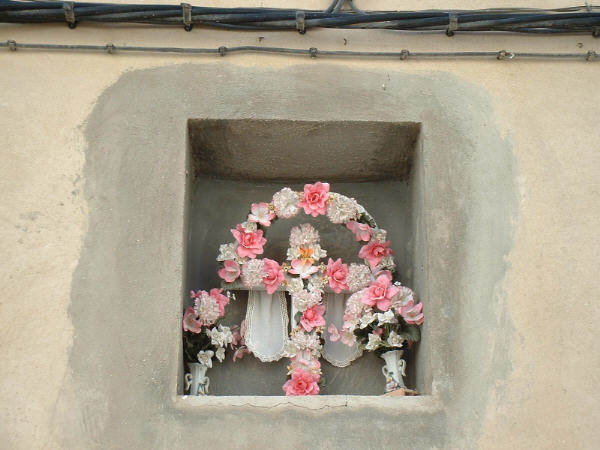 Cruz en hornacina de la calle San Marcos